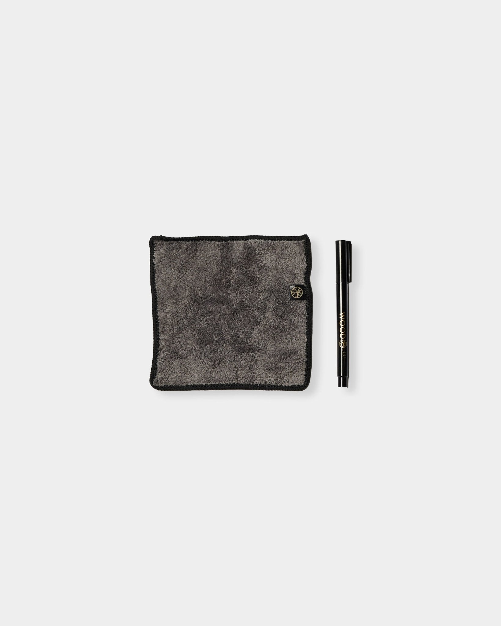De Norr Blackboard-set van WoodUpp bestaat uit een grijze microvezeldoek met black randen en een krijtstift, ontworpen voor gebruik op magnetische akoestische panelen.